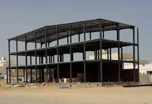 حظائر ومزارع بهياكل حديدية